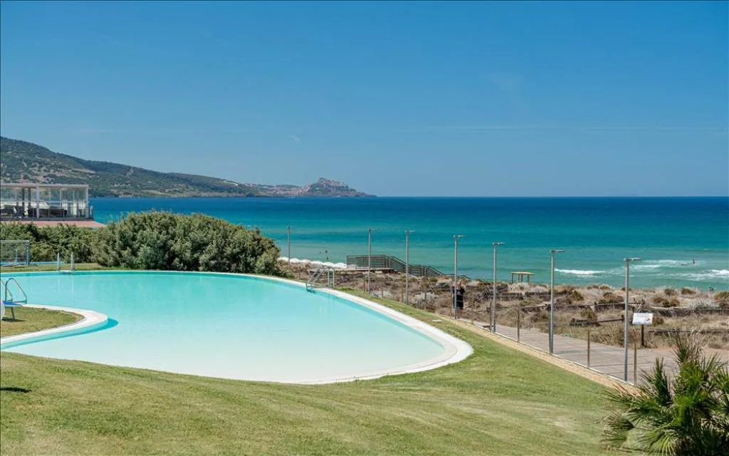 Piscina all'aperto con vista sul mare e sulla costa