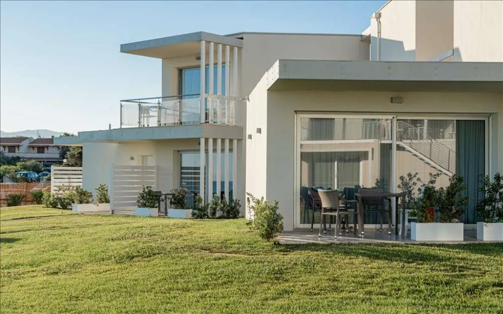 Edificio del resort con terrazze e giardino verde vista mare