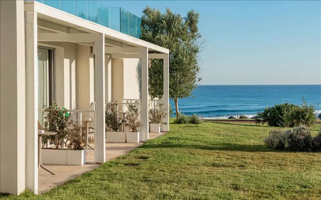 Esterno con veranda coperta e giardino affacciato sul mare