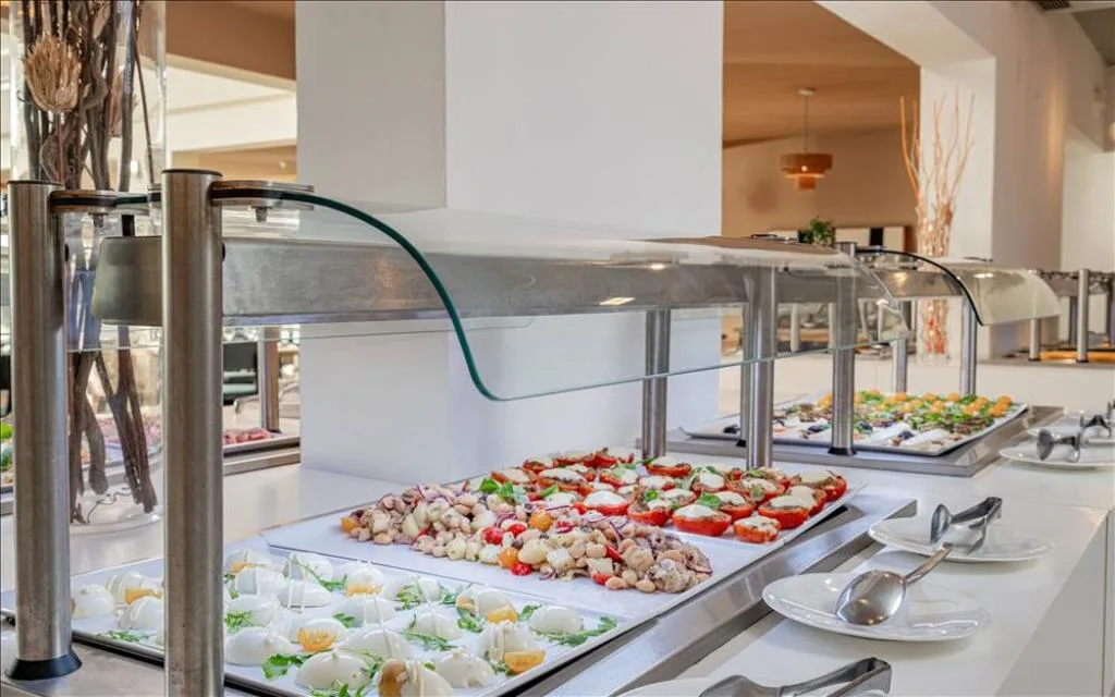 Buffet con piatti freddi, verdure e specialità di mare