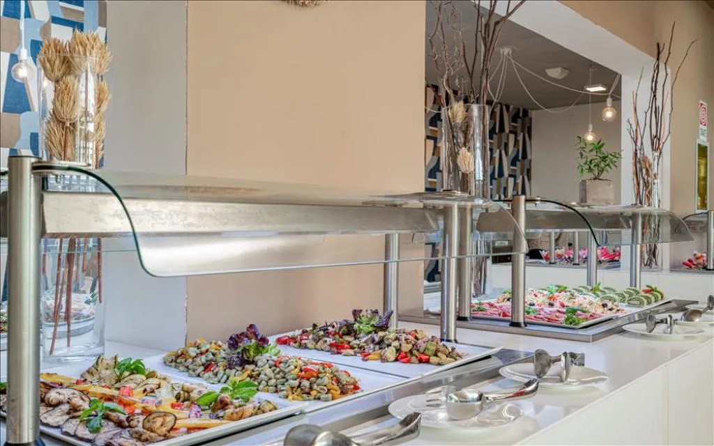 Buffet con verdure grigliate e antipasti decorati