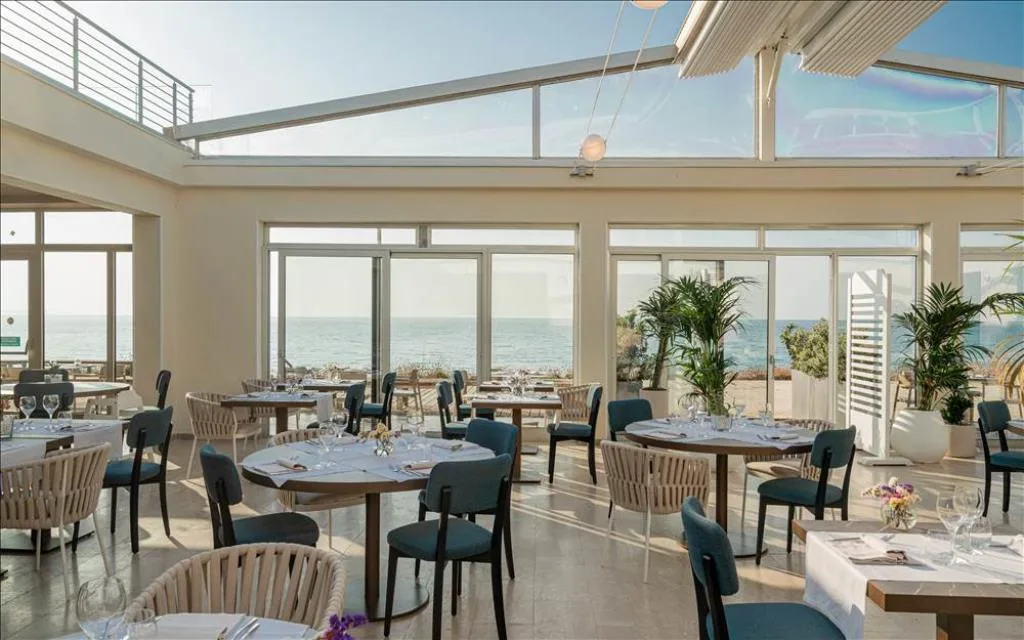 Ristorante luminoso con ampie vetrate affacciate sul mare