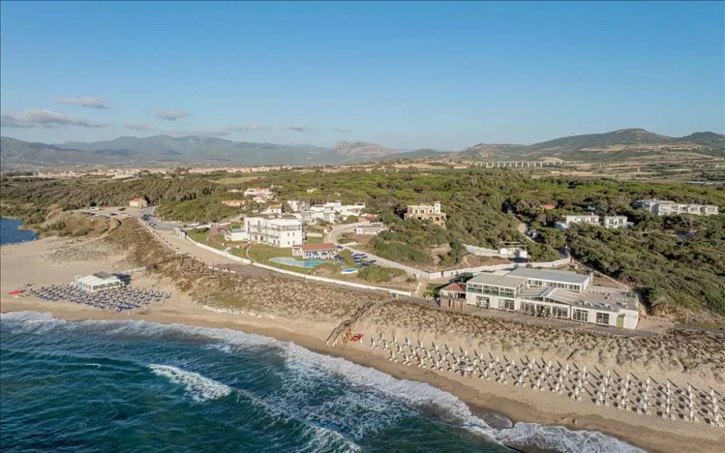 Veduta aerea del resort sulla spiaggia con piscina e mare