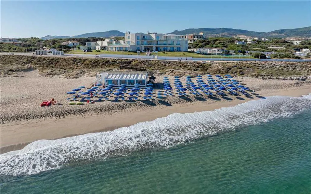 Veduta aerea della spiaggia con ombrelloni e resort sullo sfondo