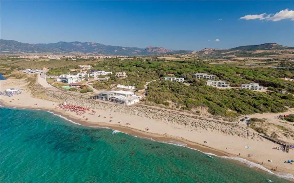 Veduta aerea della spiaggia sabbiosa con mare cristallino e resort