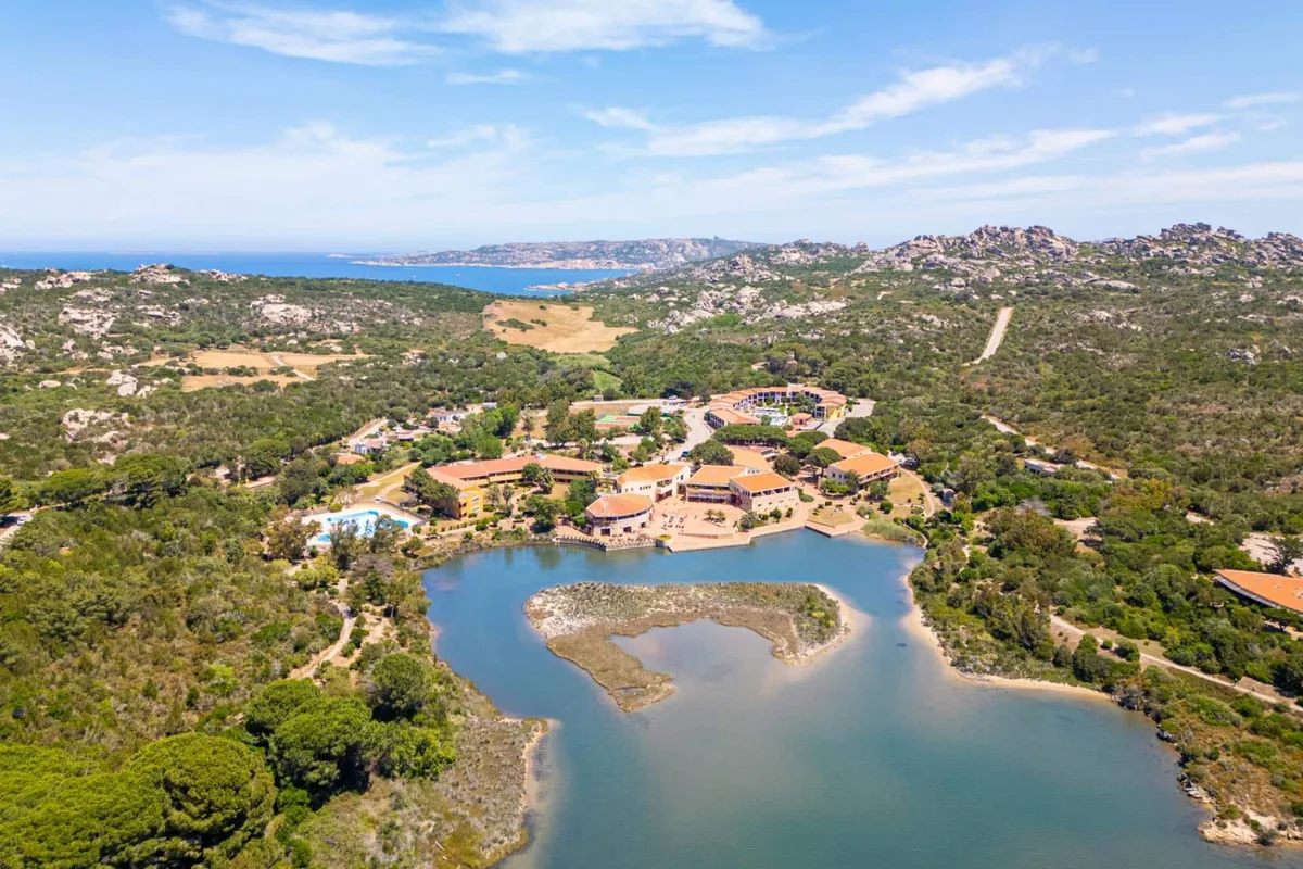 Panoramica aerea del resort affacciato sulla laguna con vista mare in Sardegna