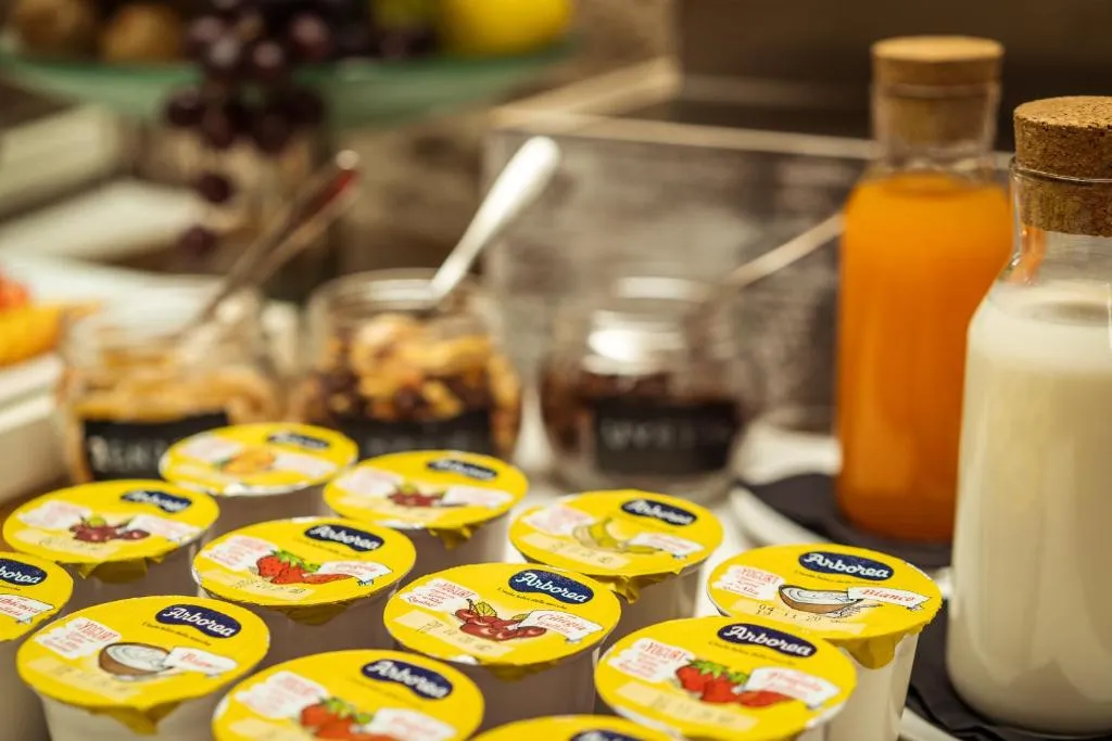 Buffet della colazione con yogurt, succhi, latte e marmellate