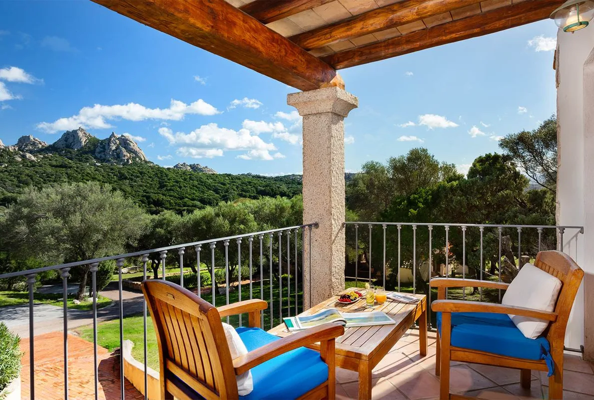 Terrazza con tavolino, sedie e vista panoramica su colline e formazioni rocciose