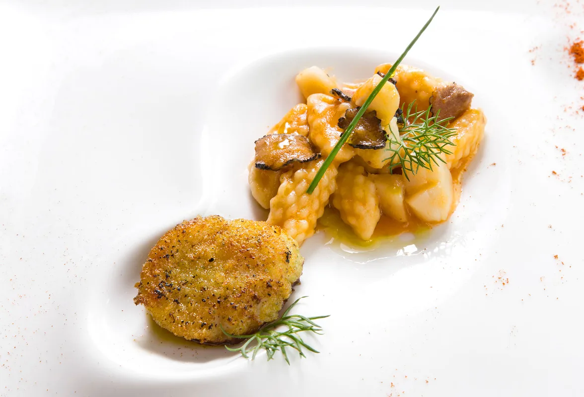 Piatto gourmet di gnocchetti con tartufo e crocchetta dorata