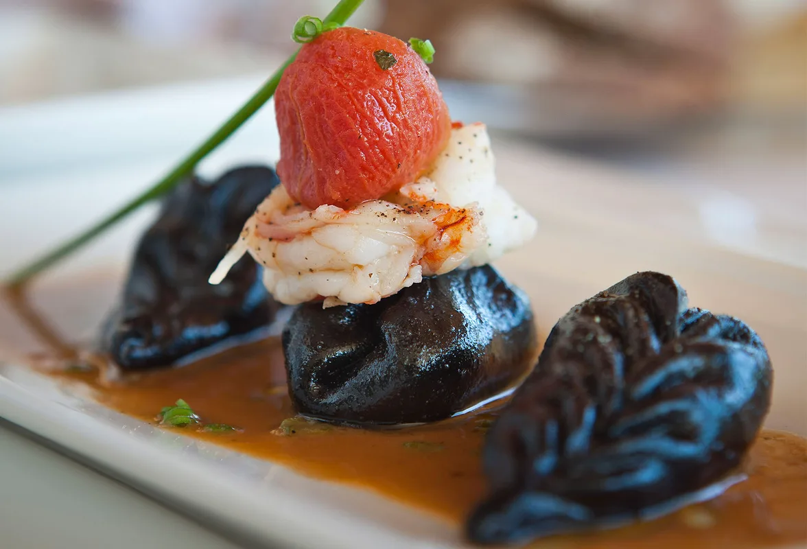 Ravioli al nero di seppia con gambero e pomodoro in salsa
