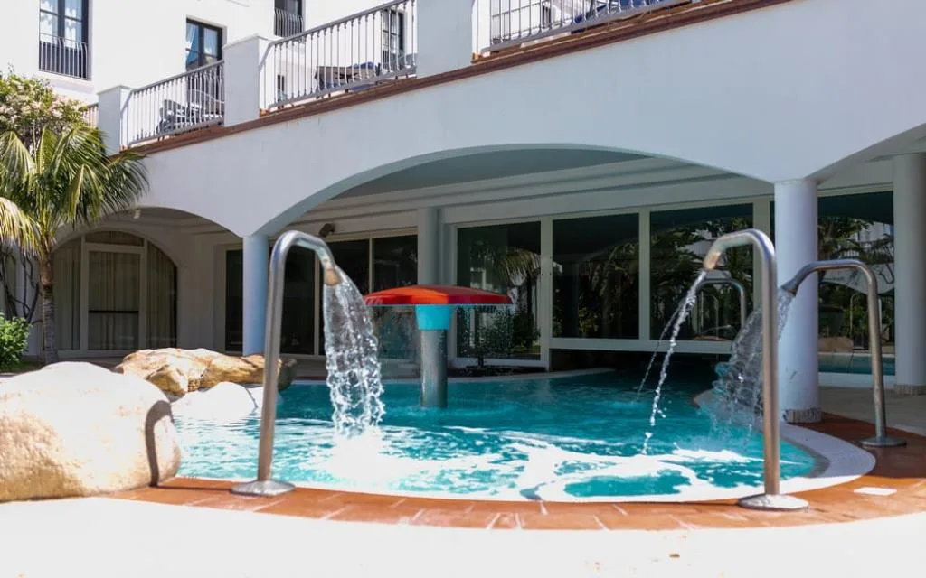 Piscina esterna con cascate idromassaggio e rocce naturali