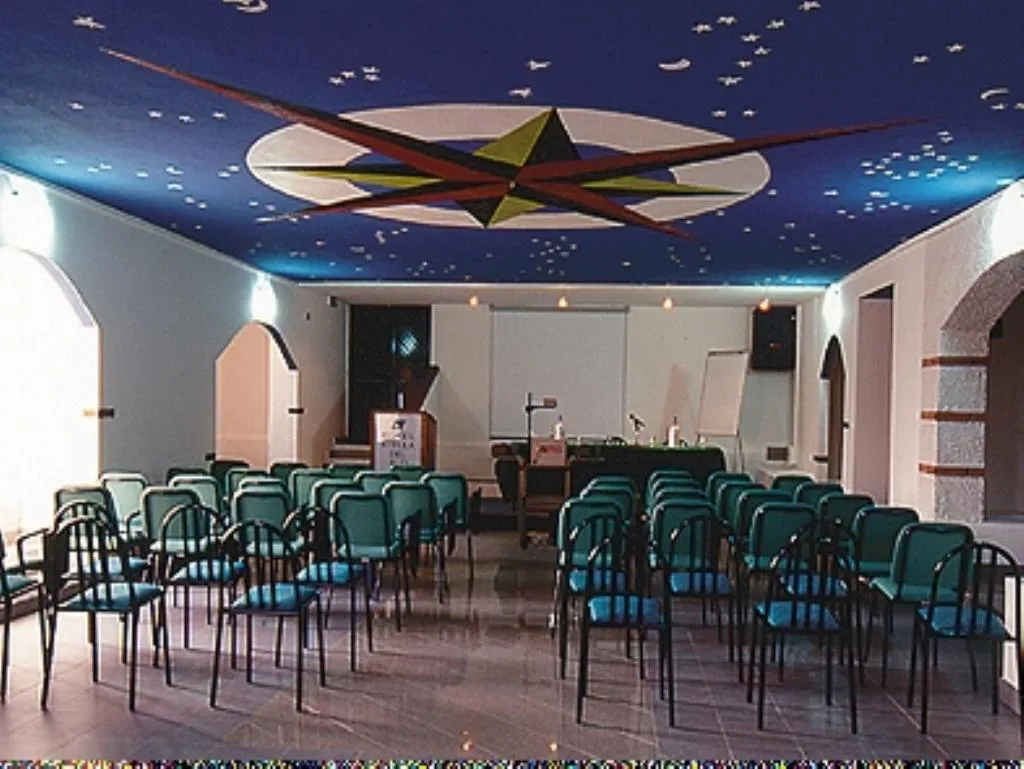 Sala conferenze con sedie e soffitto decorato con rosa dei venti