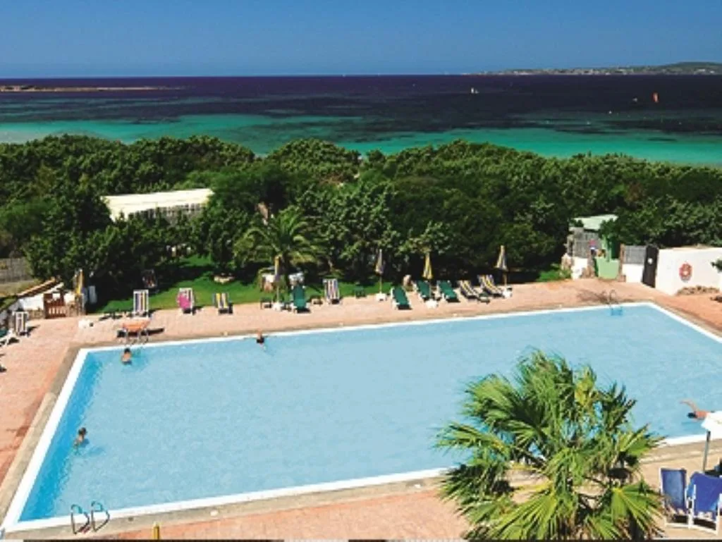 Vista panoramica della piscina con mare turchese e vegetazione