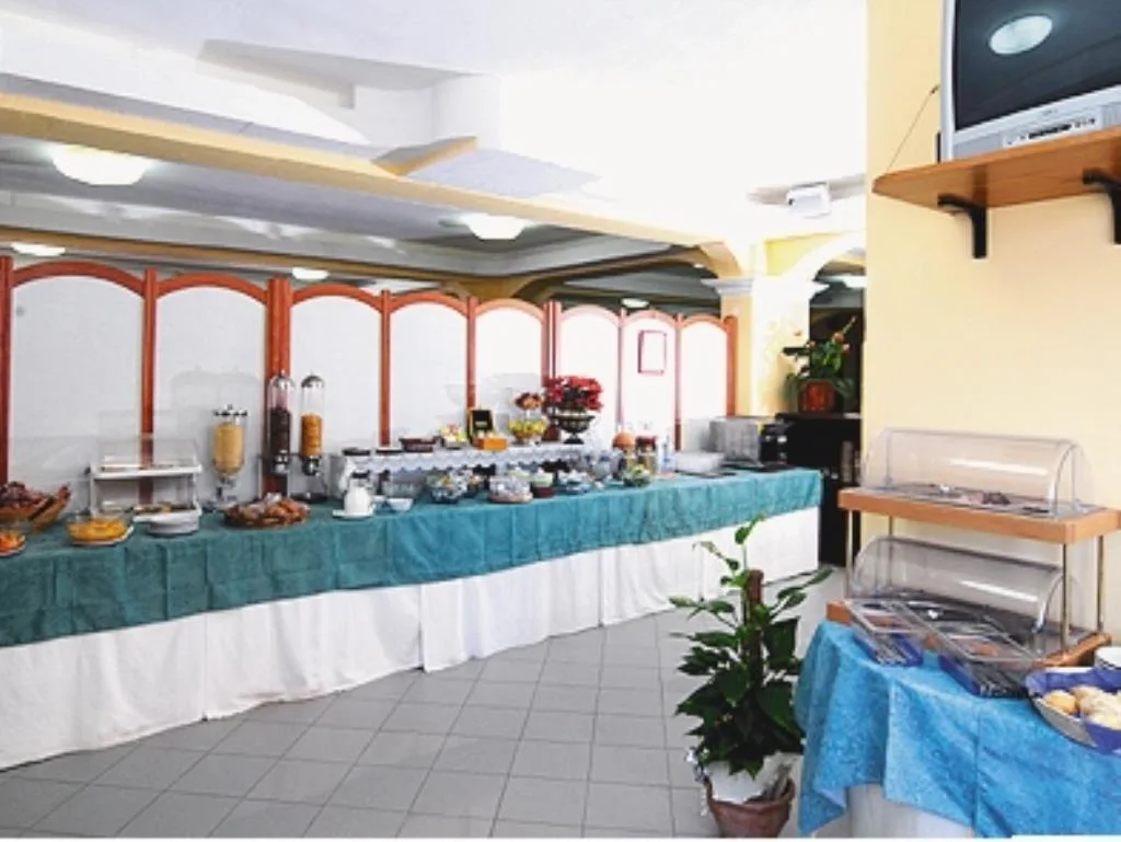 Buffet della colazione con prodotti freschi e dispenser