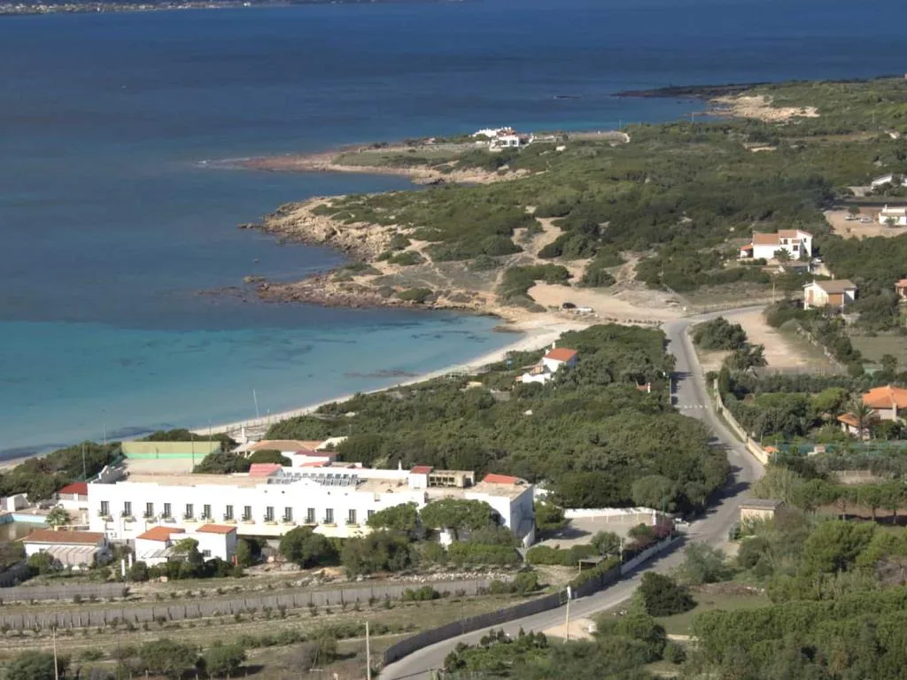 Veduta aerea dell'hotel immerso nel verde lungo la costa