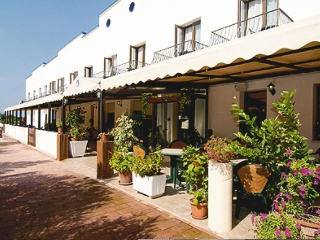 Terrazza esterna dell'hotel con piante, fiori e tende parasole