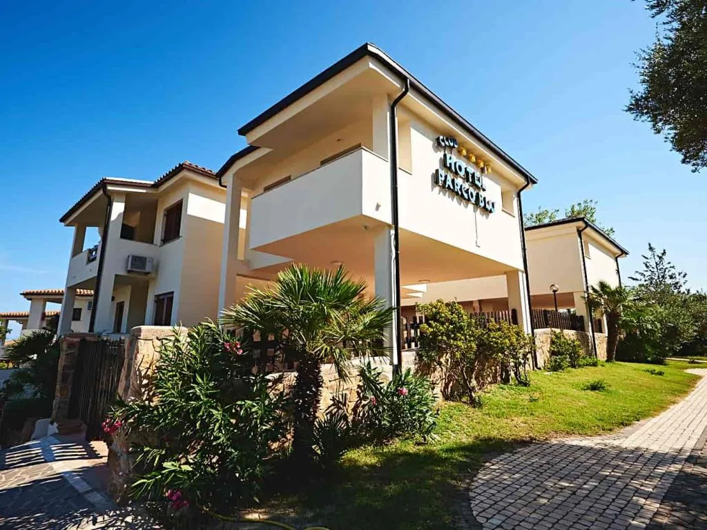 Facciata dell'Hotel Parco Blu con palme e vegetazione mediterranea
