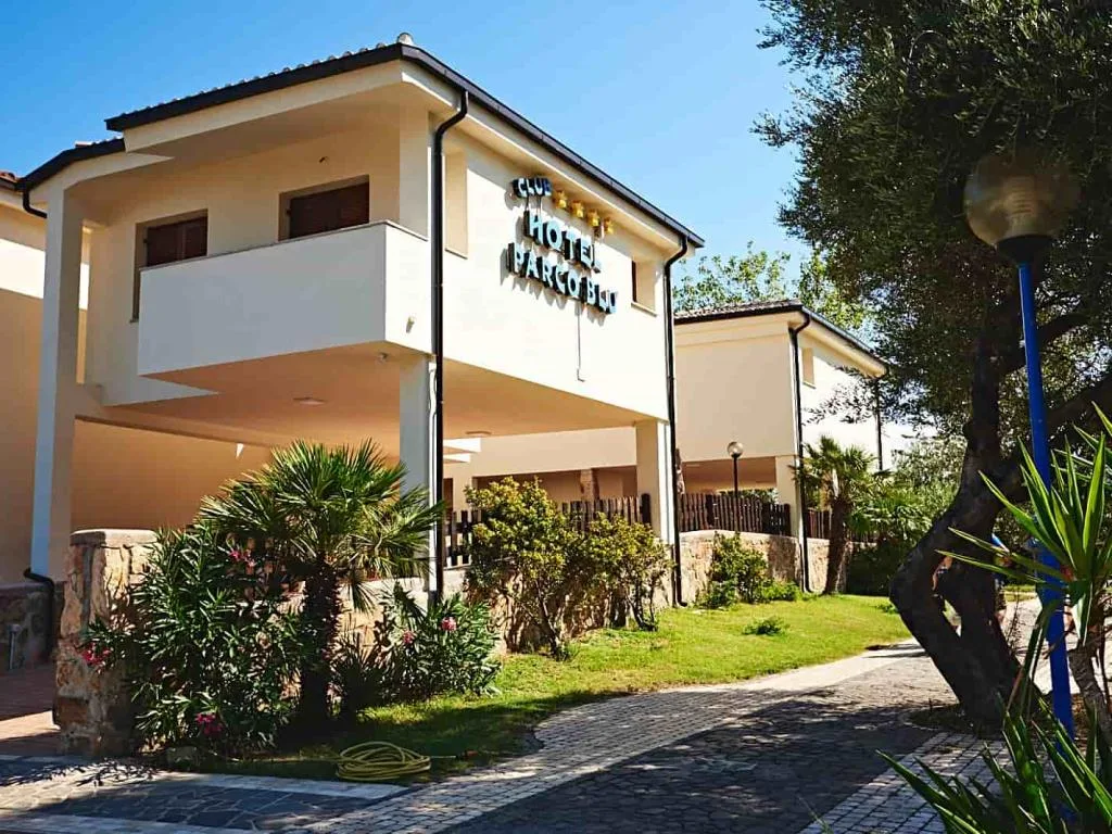 Ingresso dell'Hotel Parco Blu con vialetto pavimentato e piante ornamentali