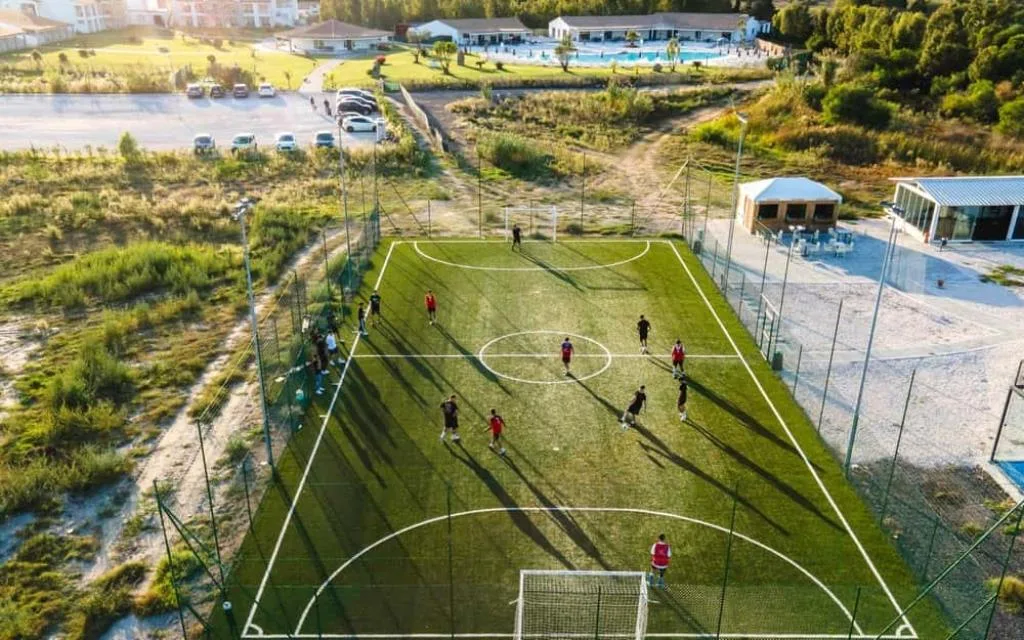 Veduta aerea del campo da calcio in erba sintetica con giocatori