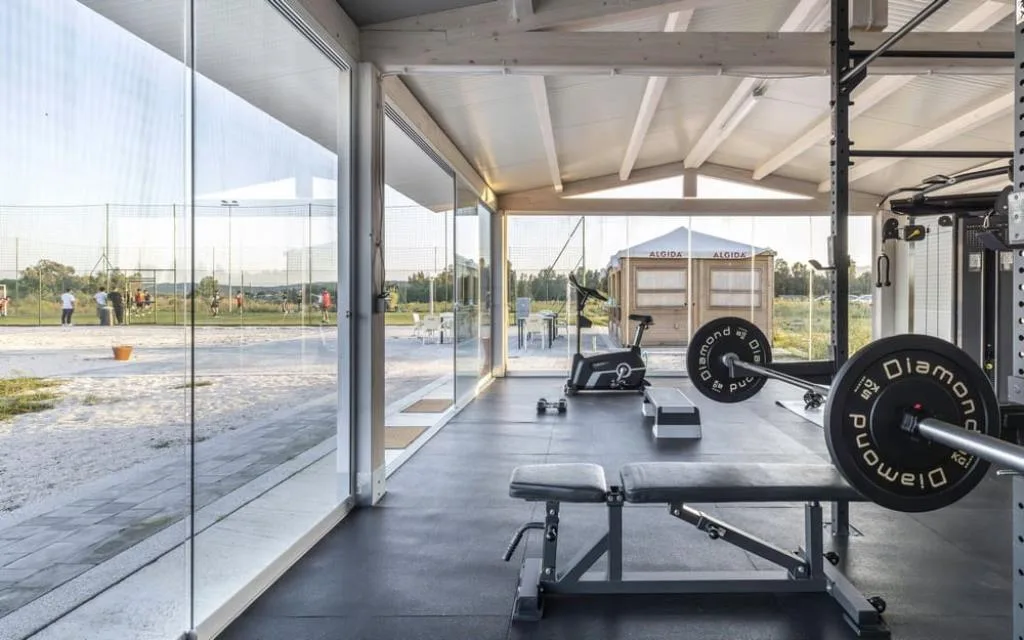 Palestra attrezzata con vetrate vista sui campi sportivi
