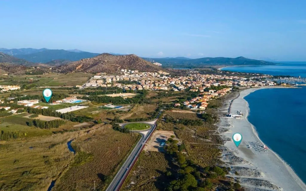 Veduta aerea della località costiera con resort, spiaggia e mare