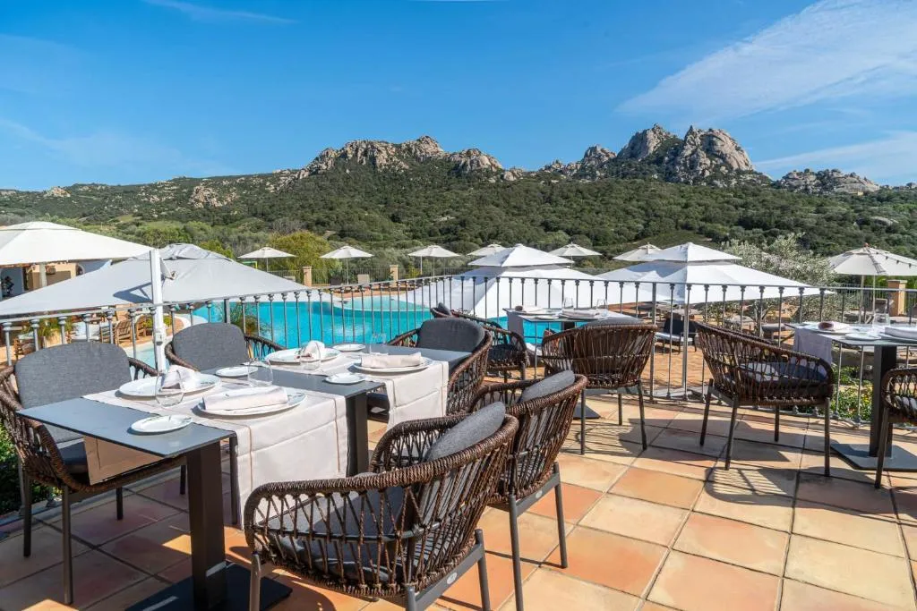 Terrazza ristorante all'aperto con tavoli apparecchiati e vista panoramica