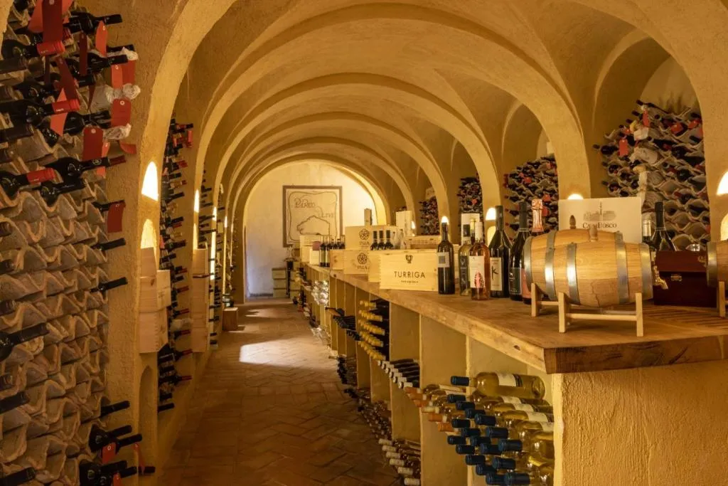 Cantina dei vini con volte a crociera e numerose bottiglie esposte