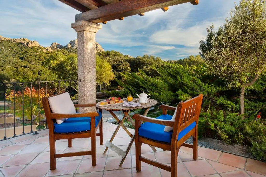 Terrazza con pergolato, tavolo per colazione e vista sulle montagne