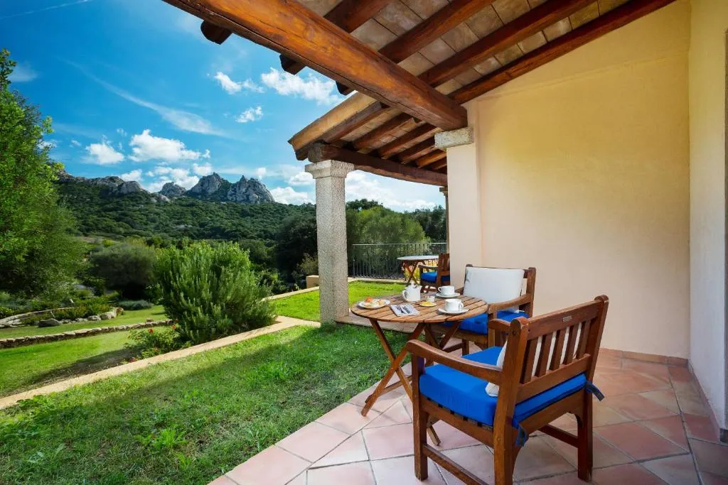 Terrazza coperta con tavolo per colazione e vista sulle montagne rocciose