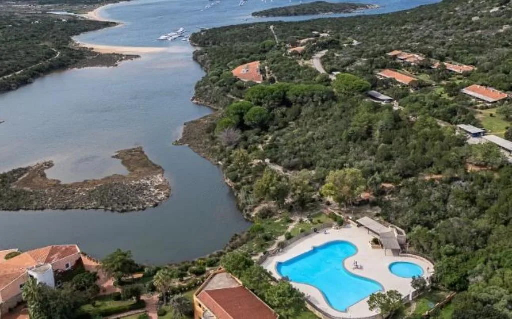 Veduta aerea della piscina del resort vicino alla laguna