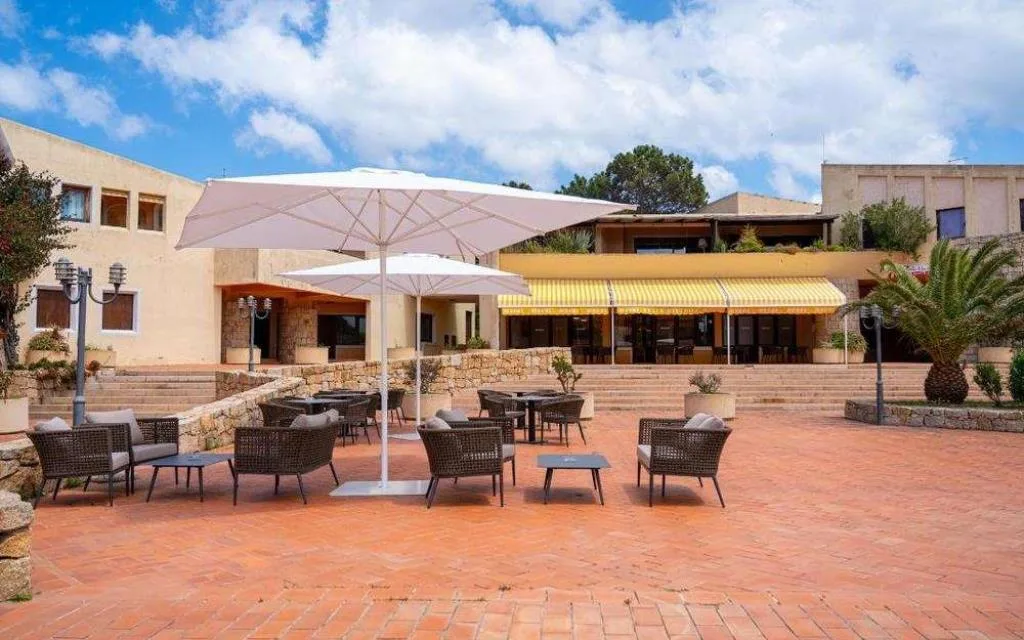 Terrazza esterna del ristorante con tavoli, sedie e ombrelloni