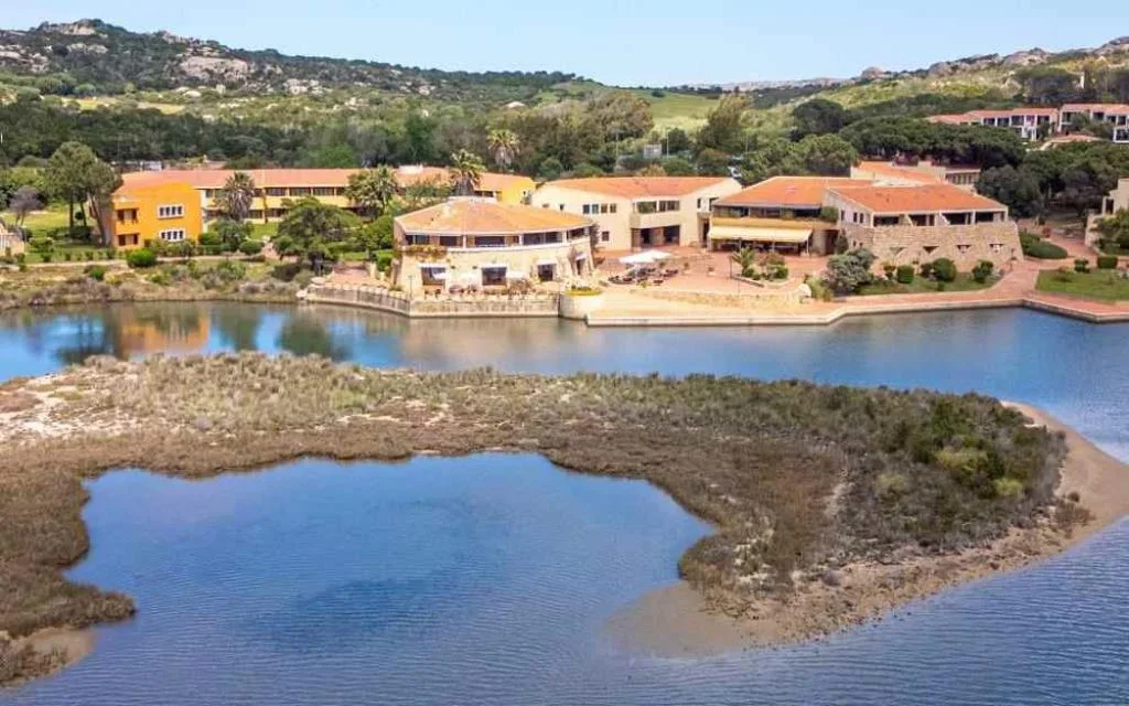 Veduta aerea del resort affacciato sulla laguna