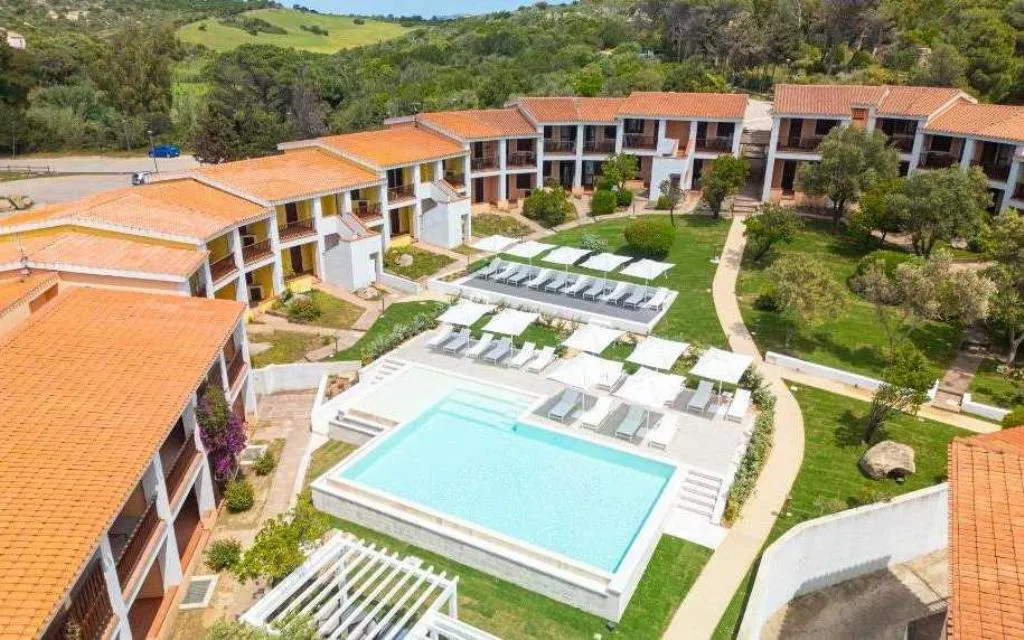 Veduta aerea della piscina e del giardino tra gli edifici del resort
