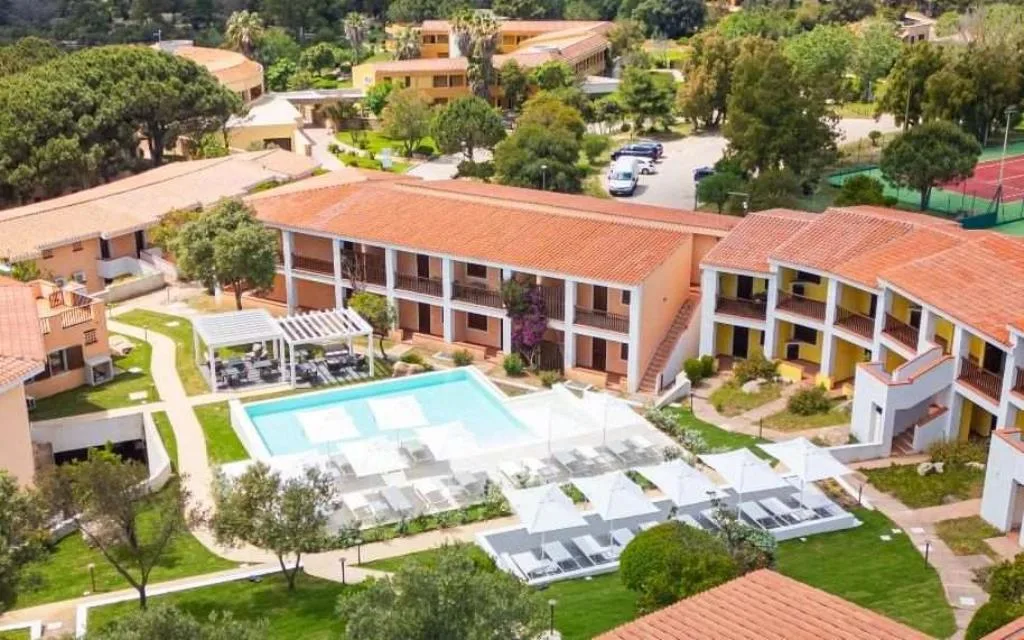 Veduta aerea del resort con piscina, campi da tennis e giardini