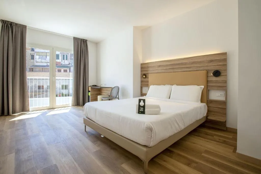 Camera matrimoniale con letto king, balcone e scrivania
