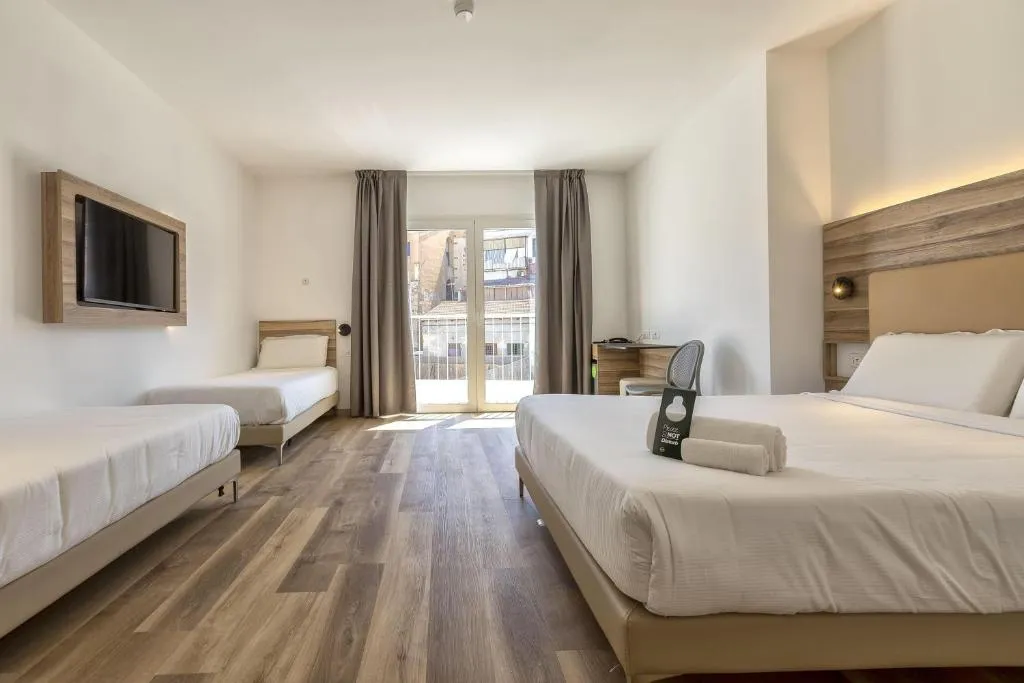 Camera tripla con letto matrimoniale, letto singolo e TV