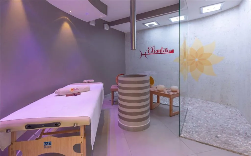 Sala massaggi della spa Eliantos con lettino e illuminazione soffusa