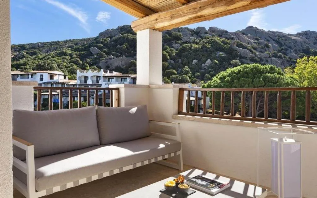 Balcone con divano e vista sulle montagne e sul resort