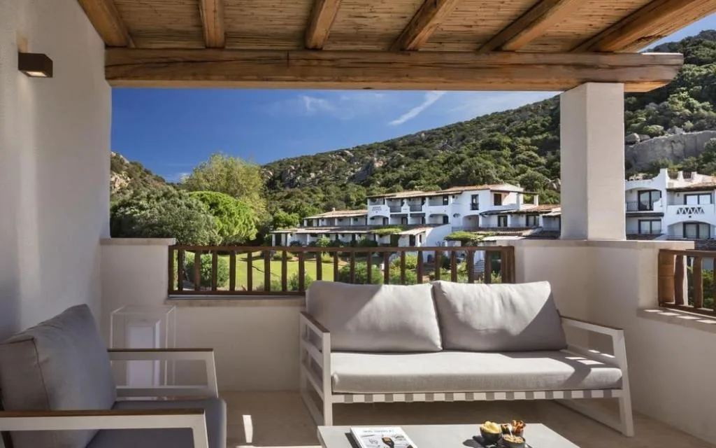Terrazza con divano e vista sul giardino e sulle montagne