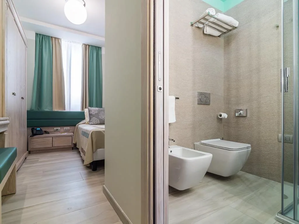 Vista su camera con letto singolo e bagno con WC e bidet sospesi