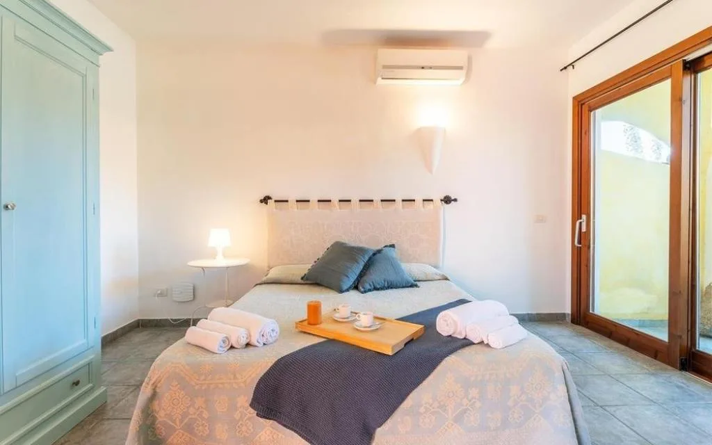Camera da letto con armadio, aria condizionata e ampia porta finestra