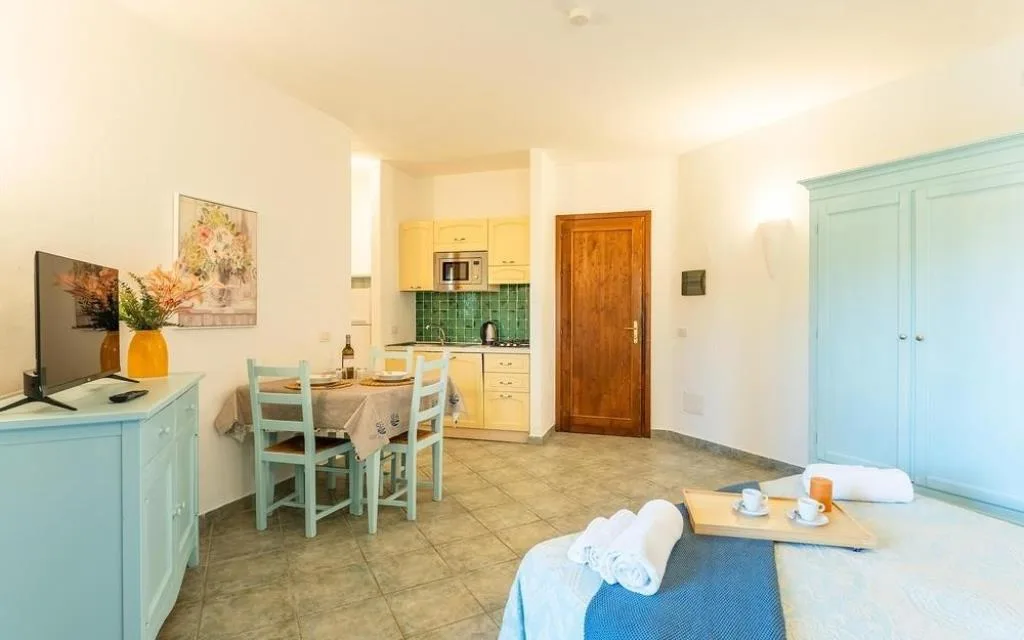 Monolocale con cucina attrezzata, tavolo da pranzo e armadio