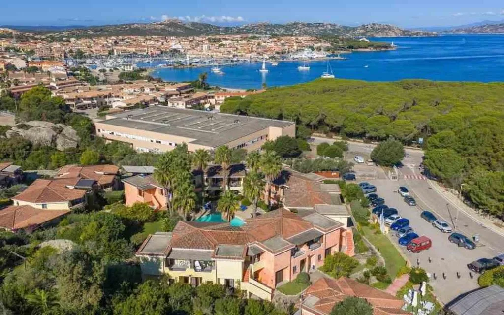 Veduta aerea del residence con il porto e il mare di Palau sullo sfondo